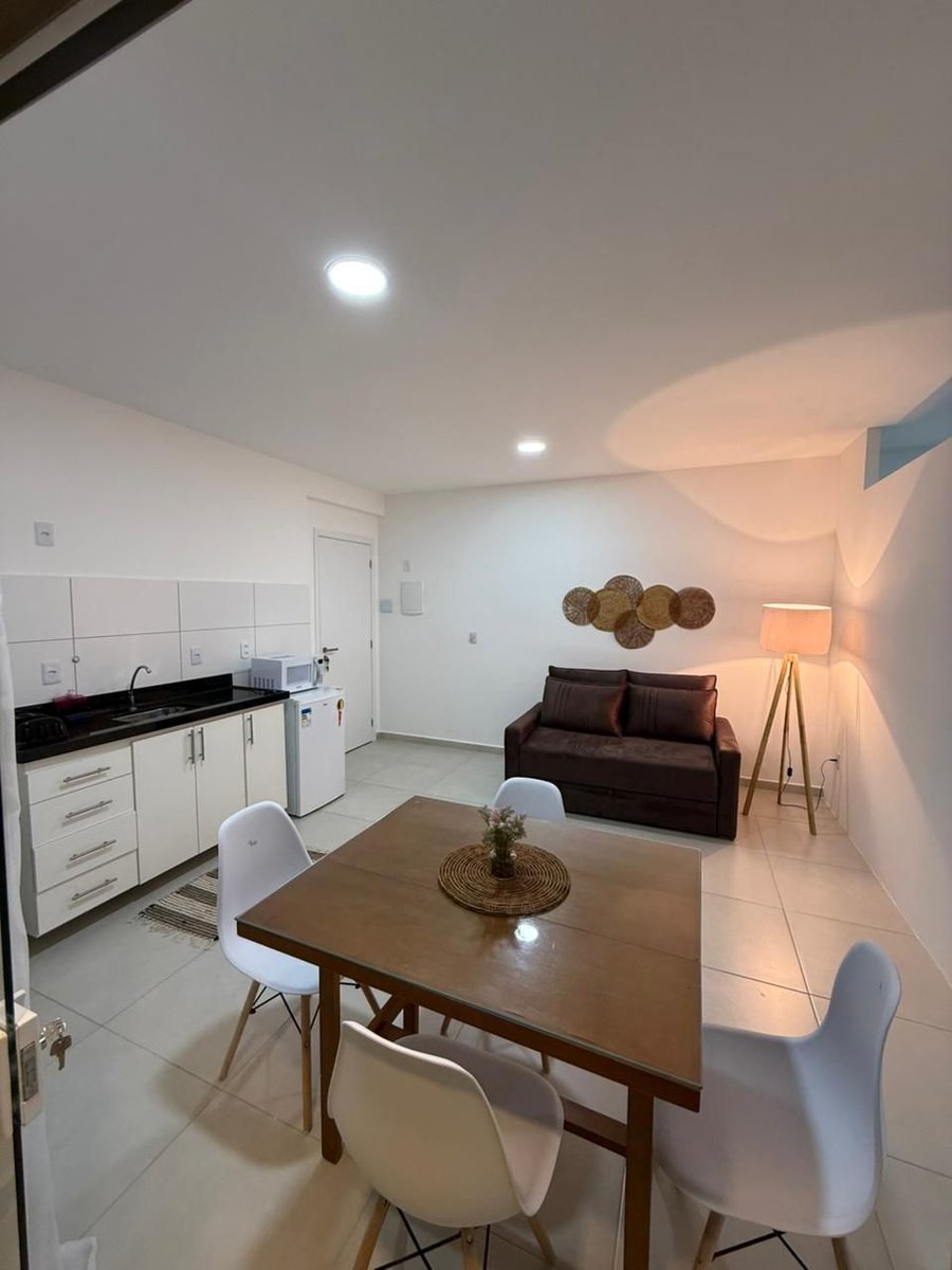 Sala com cozinha americana e sofá cama