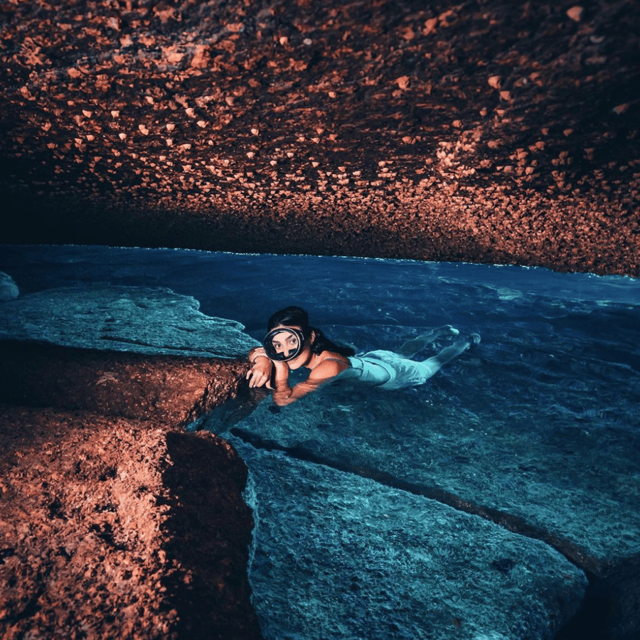 Há alguns locais com efeitos semelhantes, mas não idênticos:  Cavernas com água azul intensa (como algumas no Mediterrâneo),  Grutas com bioluminescência (como na Waitomo Glowworm Caves)  mas aí o brilho vem de organismos vivos, não da luz solar , Cavernas marinhas com clarões de luz, como a Blue Grotto. Mesmo assim, o efeito da Acaiá é diferente não é bioluminescência nem apenas reflexo azul, é uma mistura óptica muito específica.