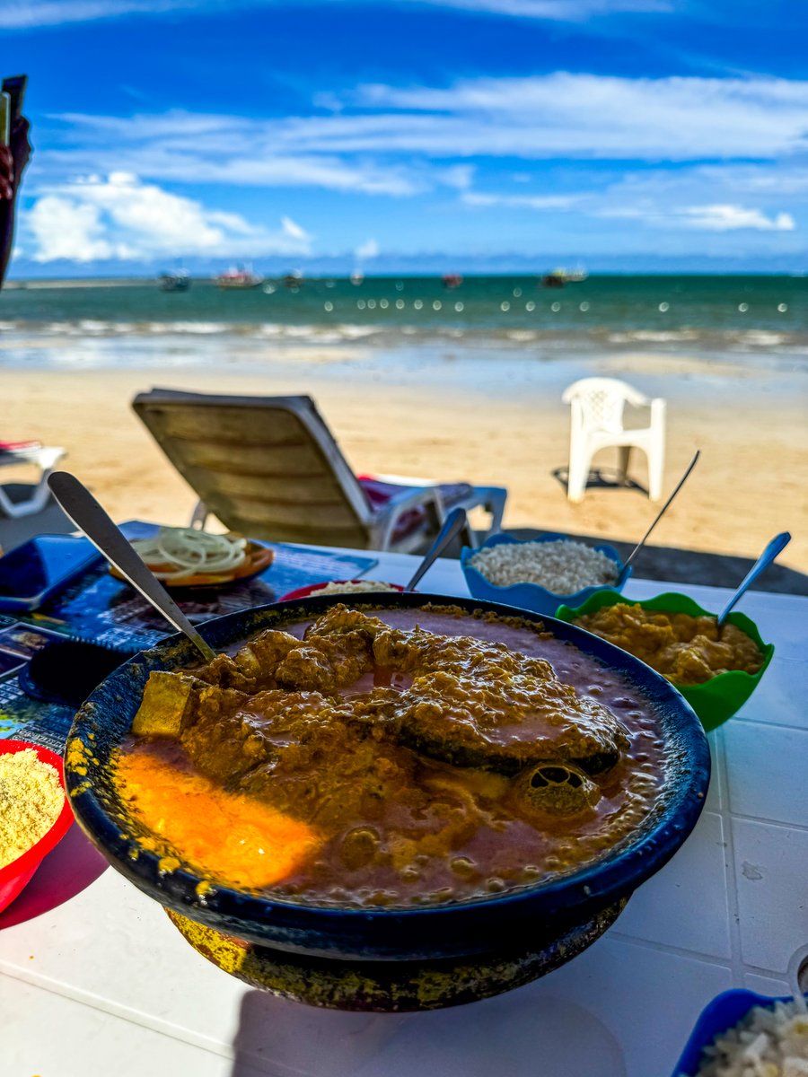 Aproveite a culinária local nos restaurantes à beira-mar, com frutos do mar e pratos típicos da região.