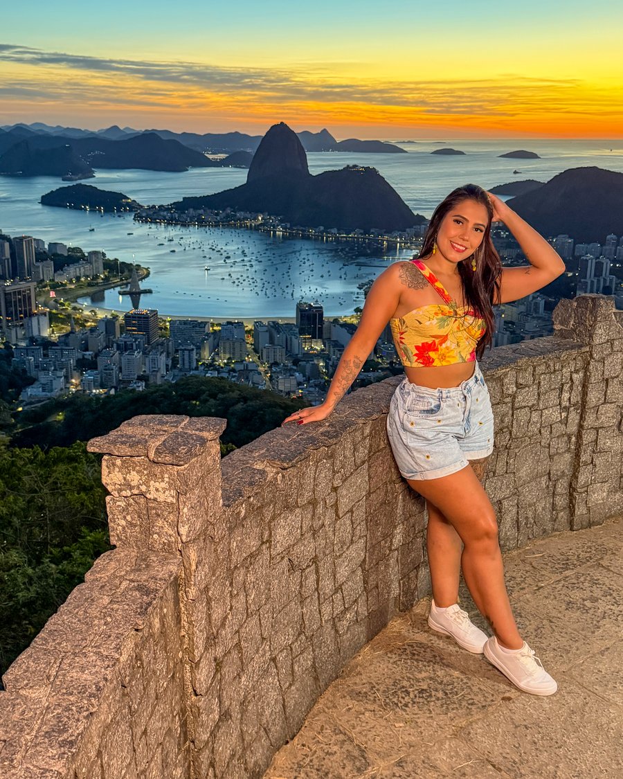     Explore o melhor do Rio de Janeiro com Cristo Redentor, Mirante dos Prazeres, Escadaria Selarón e Arcos da Lapa em uma experiência inesquecível.