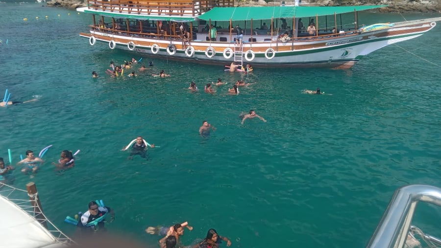 No barco, as bebidas e petiscos são pagos pelos clientes,