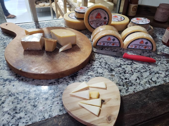 O Queijo Tarôco é amarelinho por fora e branquinho por dentro, e tem uma textura amanteigada em uma massa firme.