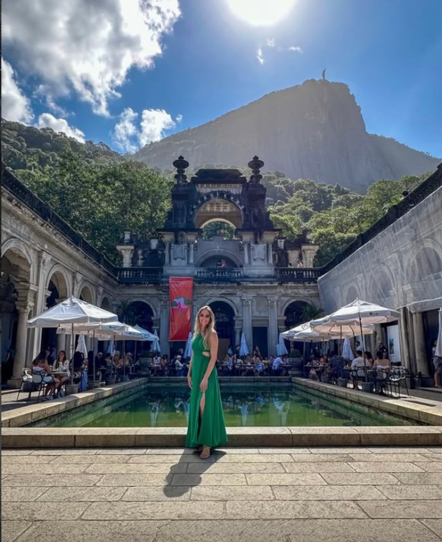 Ensaio fotográfico profissional no Parque Lage com vista para o Cristo Redentor no Rio de Janeiro