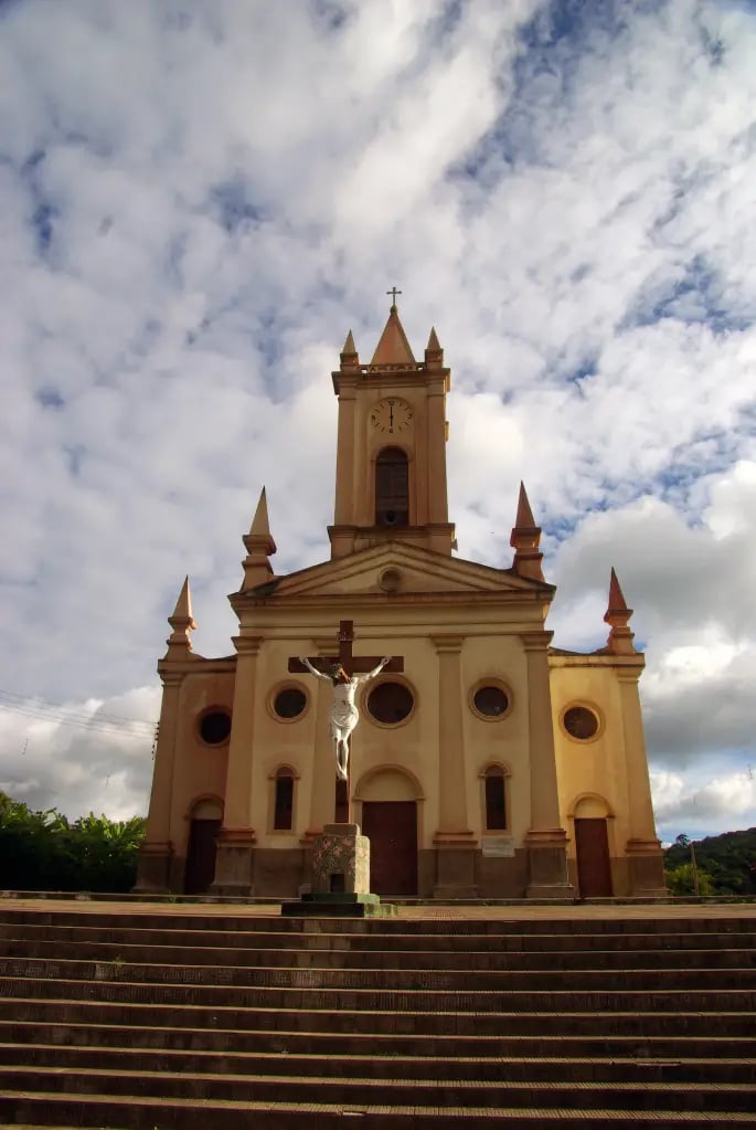 Na semana mais romântica do ano, embarque em uma experiência inesquecível em meio à natureza exuberante da serra cearense e ao charme histórico de Viçosa do Ceará.
