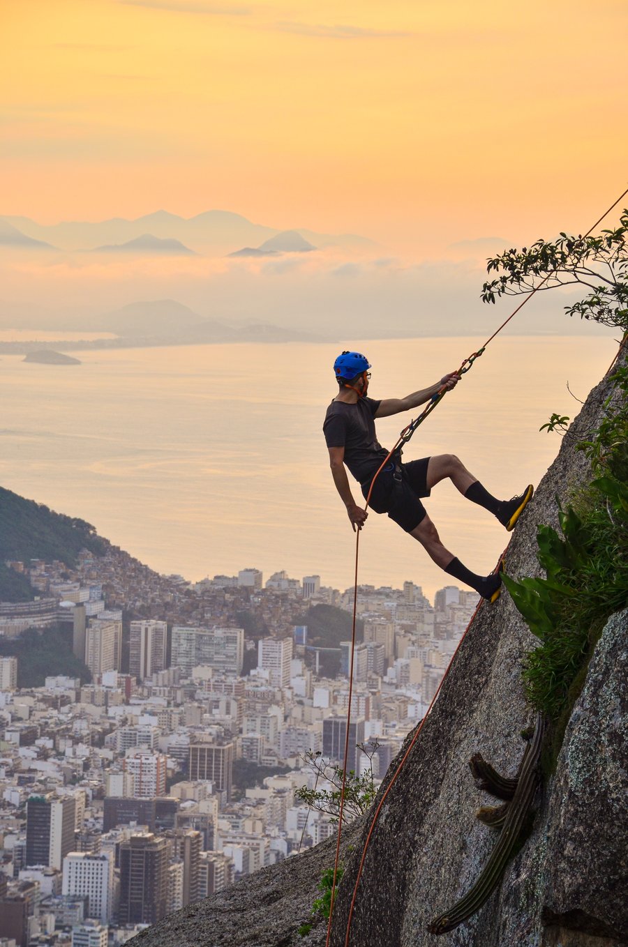 RAPEL NO TOPO DO MORRO DOIS IRMÃO 