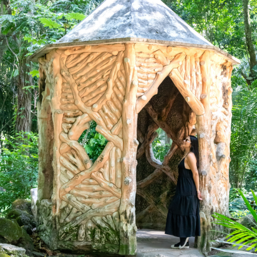 *Roteiro com ou sem Nascer do Sol*  Locais visitados: -Nascer do sol no Mirante Dona Marta (opcional) -Cristo Redentor -Parque Lage - Fotos do passeio com câmera fotográfica e celular IPHONE 14 pro Max   🔸Dentro do Parque Lage não é permitido fotos com câmera   🔸 Não incluso visita ao terraço  📌 Visita no Palacete para fotos, Bistrô será necessário outro agendamento com fila de espera  *O QUE INCLUI* - Traslado - buscamos você no seu Hotel/Airbnb - Ingresso para acesso Cristo Redentor  via Centro de visitantes Paineiras - Van  - Visita no Mirante dona Marta - Visita no Parque Lage - não inclui terraço  Snacks e água    💵Formas de pagamento;  Pix, transferência  R$ 410 por pessoa  💳Cartão de crédito  6 x R$ 75,12 ------------------------------ 💵R$ 380 por pessoa  🎟️Crianças de 07 anos a 11 , Idosos, PCD , ID Jovem e Estudantes  Os descontos são referentes aos INGRESSOS e não sobre o nosso serviço. ----------------------------- 💵Formas de pagamento;  Pix, transferência  🕛 Horário de embarque será de acordo com o nascer do sol Término do passeio aproximadamente às 11h.  Para esse roteiro atendemos de 02 a 05 pessoas por roteiro como passeio coletivo .   Atendemos  grupos acima de 05 participantes caso sejam amigos ou familiar com transportes  *DOBLÔ ,  VAN 15 E 20 LUGARES , MICRO E ONIBUS*  *PONTOS DE EMBARQUE* Nossos embarques são na maioria dos hotéis, onde é permitido embarque e desembarque de passageiros, geralmente sob monitoramento de câmeras e seguranças.   *BUSCAMOS VOCÊ*  Embarque e Desembarque: Leblon, Ipanema, Copacabana, Botafogo, Flamengo, Catete, Largo do Machado, Glória, Lapa, Leme e Centro.   Barra da Tijuca e Recreio dos Bandeirantes solicitarem informações.  *Necessário portarem documentos comprobatórios. -------------------------------------------------- Pedimos que as reservas sejam feitas com antecedência, inclusive com um sinal de confirmação de  50% por vaga antecipada.  Reservas de última hora estão sujeitas a confirmação e disponibilidade de vagas. -------------------------------------------------- *Política de Cancelamento*  Em caso de cancelamento pelo contratante, conforme a Deliberação Normativa nº 161 de 09 de agosto de 1985 da EMBRATUR, a Vara Mato aplicará a política de devolução abaixo:  Mais de 30 dias antes do evento: devolução de 80% do valor total pago; Entre 29 e 21 dias antes do evento: devolução de 70% do valor total pago; Entre 20 e 7 dias antes do evento: devolução de 50% do valor total pago; Menos de 7 dias antes do evento: sem devolução