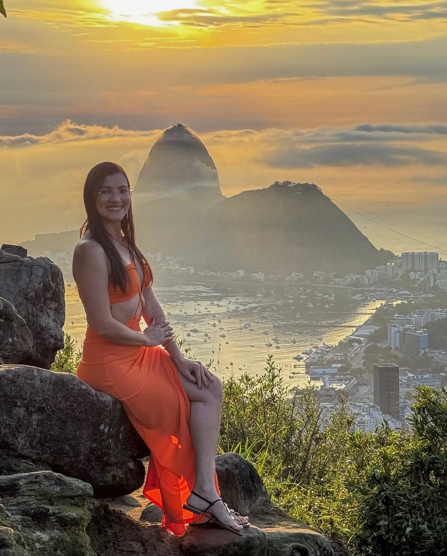 Ensaio fotográfico ao entardecer no Rio de Janeiro. Registros profissionais com vista panorâmica e cenário natural.