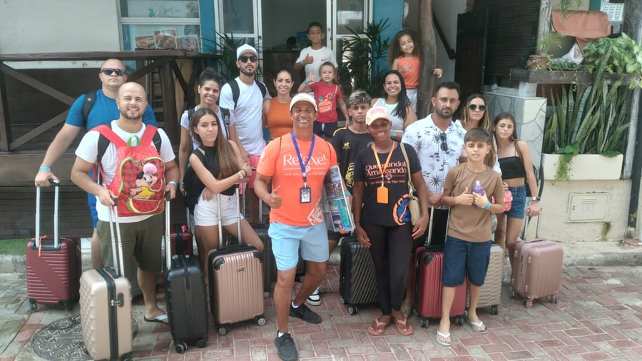Equipe Proativa recebendo clientes no píer