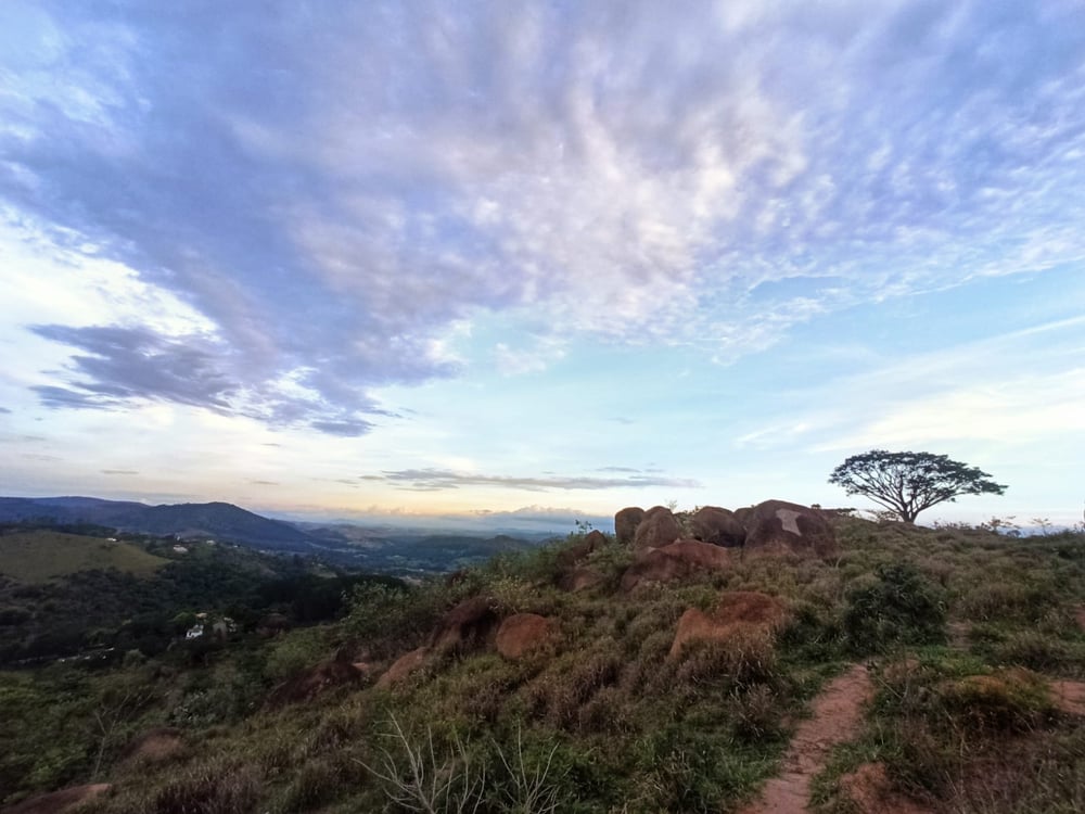 POR DO SOL NAS PEDRAS DA MANTIQUEIRA