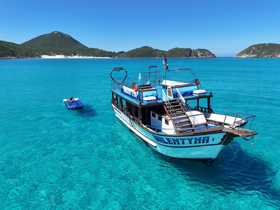 Passeio com toboágua e 2 andares em Arraial do Cabo