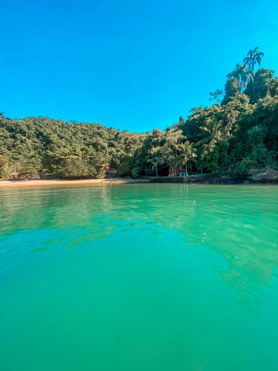 Praia deserta com trilha da Praia do Cedro 