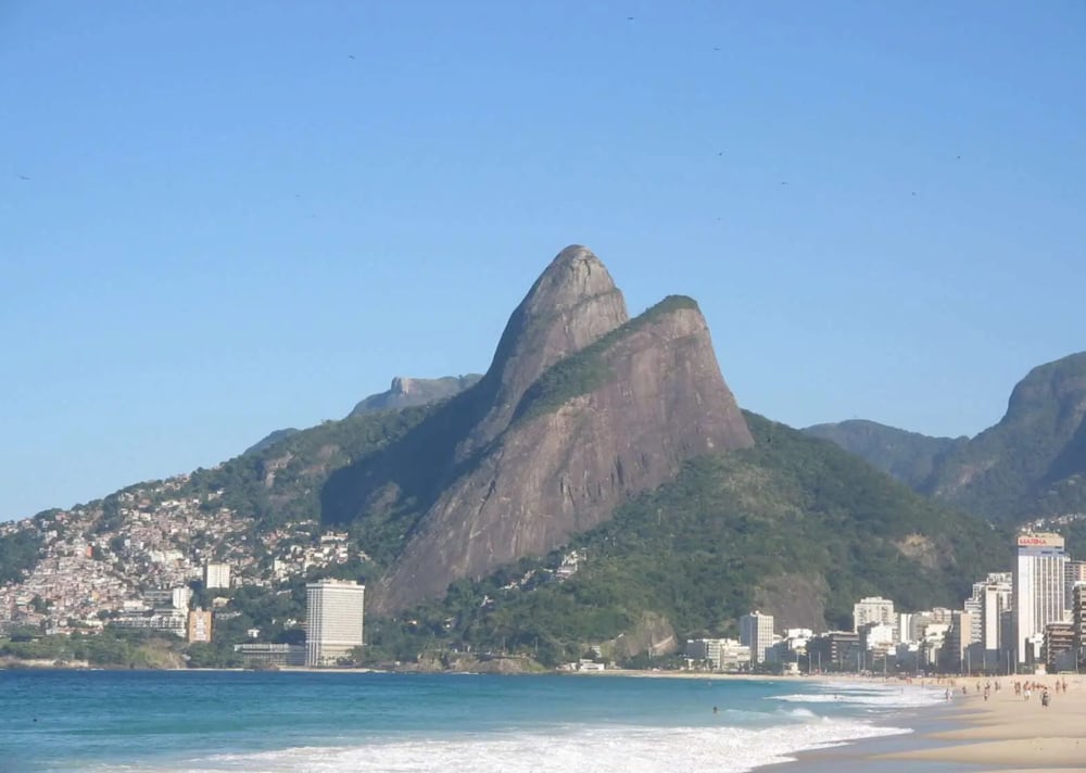 Morro Dois Irmãos visto da Praia de Ipanema