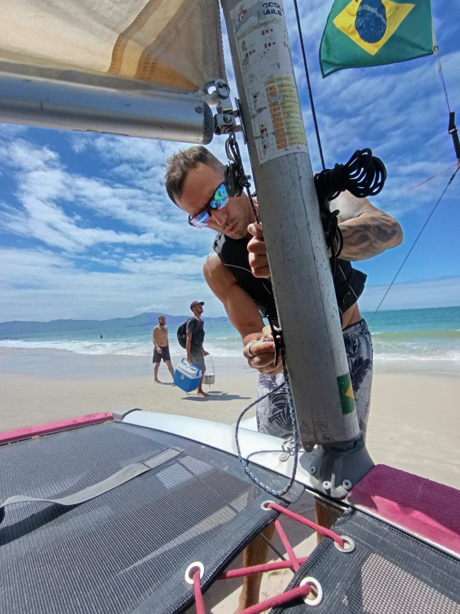  Domine a arte de caçar a escota e ajustar o mastro. No catamarã, a resposta ao vento é imediata e nós ensinamos você a ler cada rajada com precisão técnica.