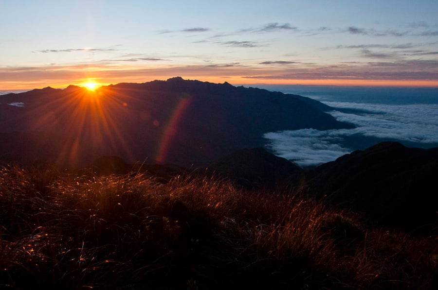 Nascer do Sol no Pico dos Três Estados