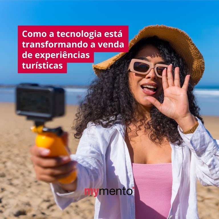 Mulher sorridente na praia gravando vídeo com câmera de ação, representando como a tecnologia transforma a venda de experiências turísticas.