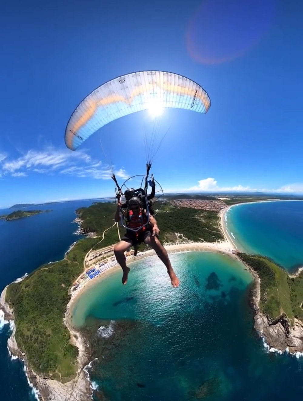 Vôo de Paramotor na Praia das Conchas (Cabo Frio) - @OndaArraial