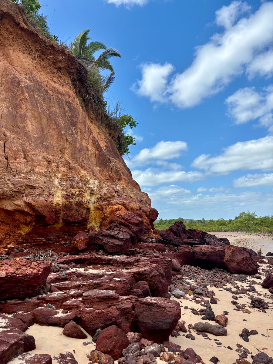 Falésias e pedras da Praia de Santa Maria de Guaxenduba