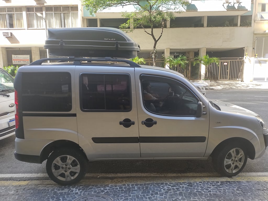 Transporte seguro e pontual para aeroportos, passeios e eventos.