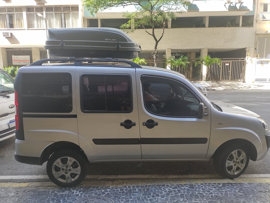 Transporte seguro e pontual para aeroportos, passeios e eventos.