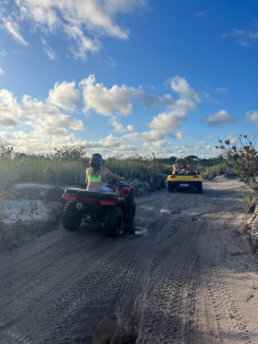 Grupo aproveitando o passeio para Garapuá de buggy e quadriciclo