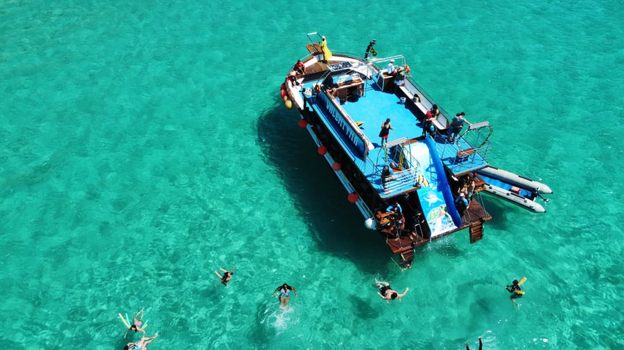 Passeio com toboágua e 2 andares em Arraial do Cabo