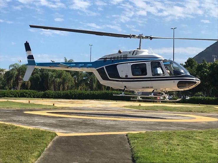 Voo de Helicóptero  O tour inclui o Voo de Helicóptero de 30 minutos, sobrevoando os principais pontos do Rio de Janeiro com embarque realizado no aeroporto de Jacarepaguá. *Pontos visualizados no Tour : Praia Barra da Tijuca / Pedra da Gávea / São Conrado / Rocinha / Vidigal / Morro Dois Irmãos / Praia do Leblon / Praia de Ipanema / Arpoador / Forte de Copacabana / Praia de Copacabana / Pão de Açúcar / Lagoa Rodrigo de Freitas / Jockey Club / Jardim Botânico / Corcovado e Cristo Redentor / Floresta da Tijuca / Lagoas da Barra da Tijuca.*