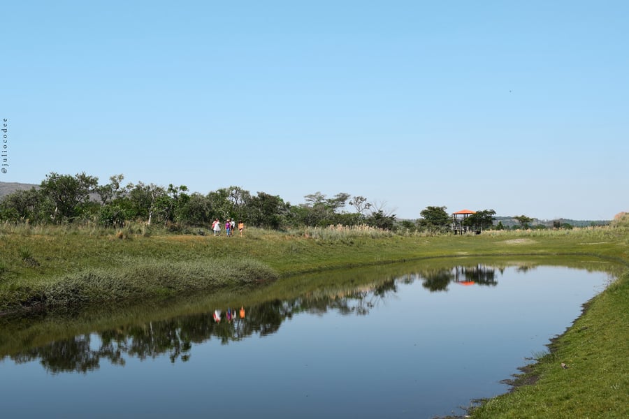 Águas cristalinas em meio à natureza preservada
