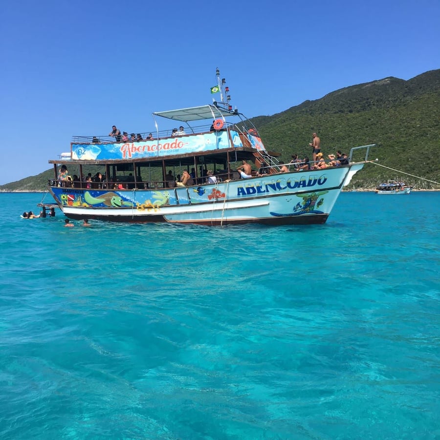 Barco con tobogán al mar