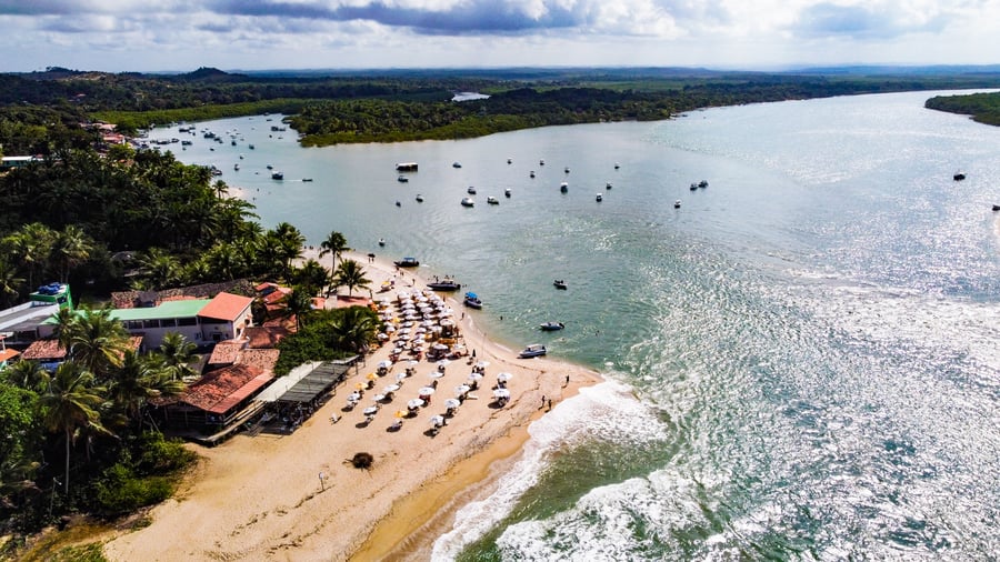 Rio em meio à natureza durante experiência pela região de Boipeba