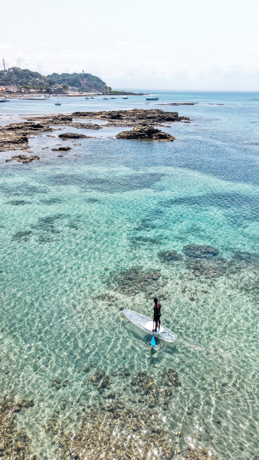 Vista de drone do Stand Up Paddle Transparente sobre o mar cristalino de Morro de São Paulo