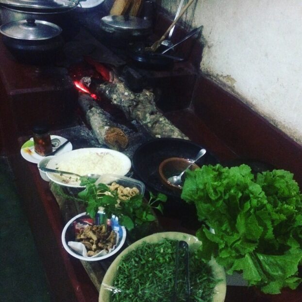 Comida no fogão a lenha