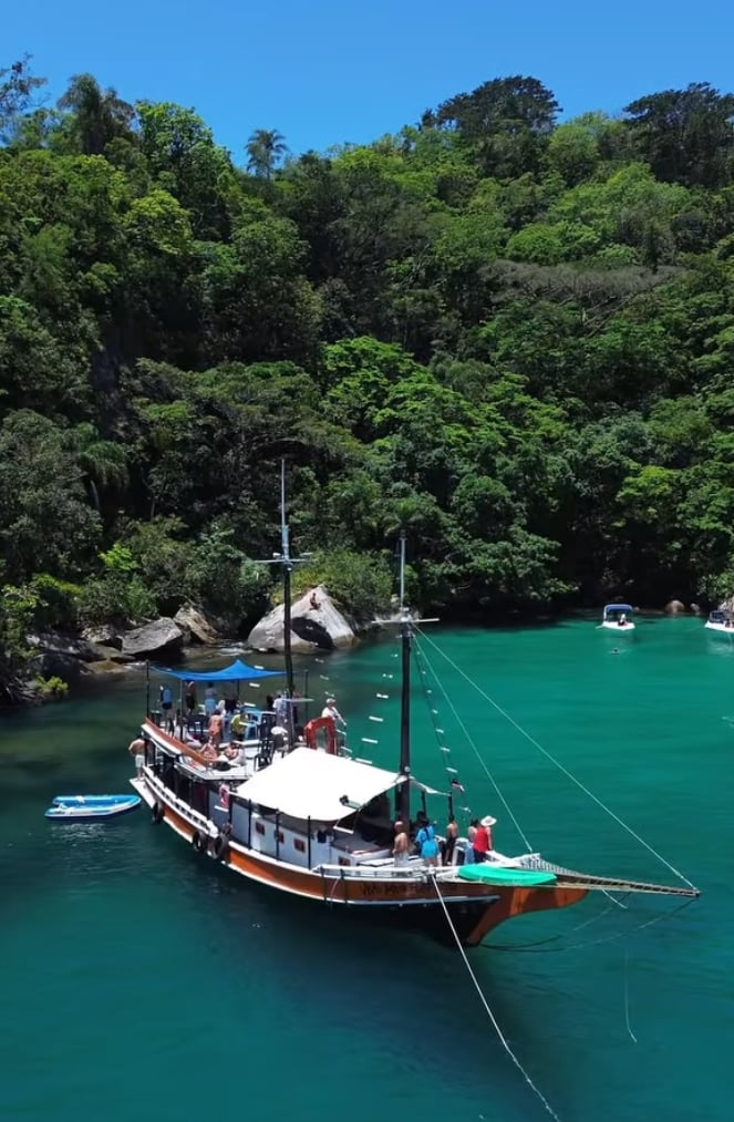 Escuna Vivo Meu Proposito na Ilha dos Cocos em Paraty