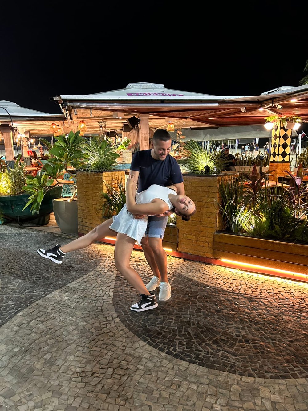 "Sorriso no rosto e o mar à vista! Desfrutando a energia contagiante do calçadão de Copacabana. 🌊✨"