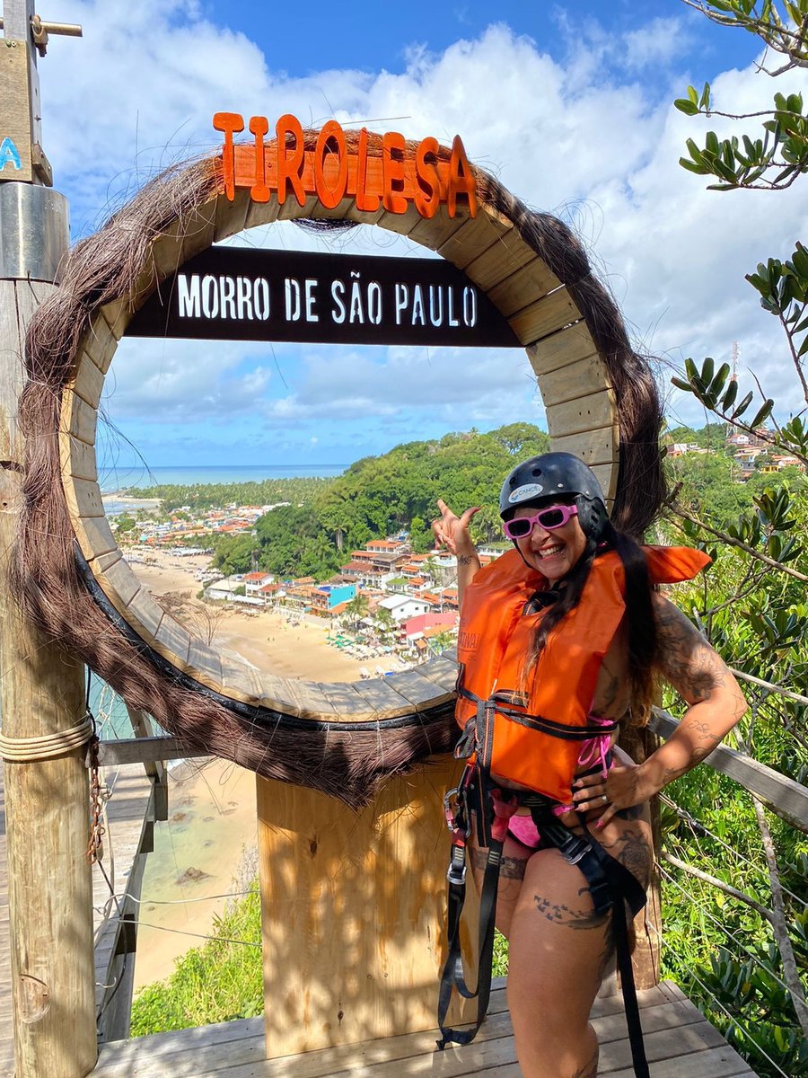 Para quem busca adrenalina, a famosa Tirolesa de Morro de São Paulo é uma experiência opcional que proporciona uma vista incrível da ilha.
