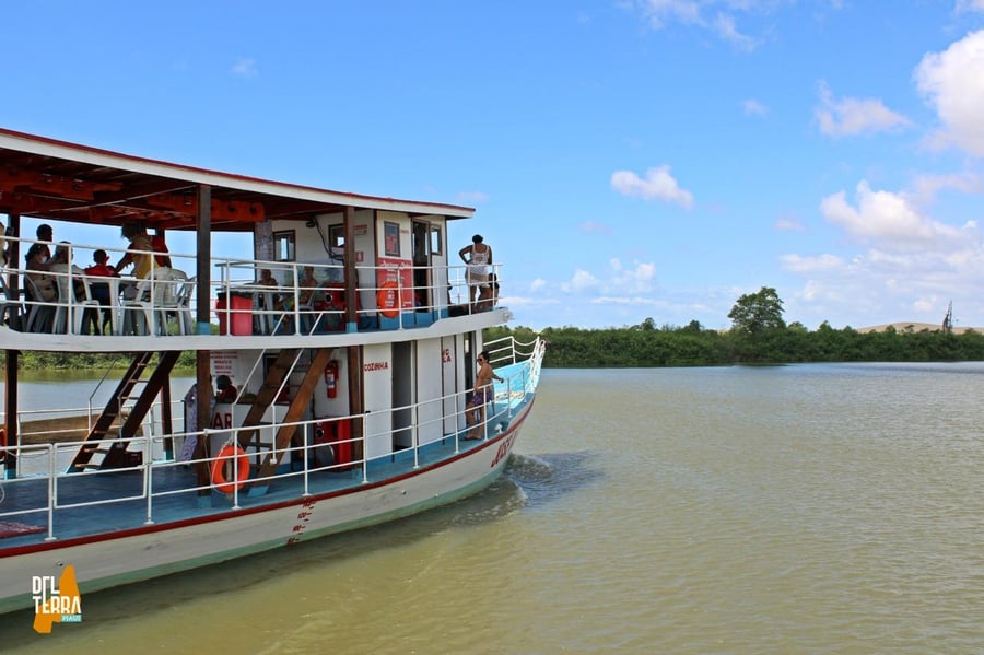 Barco tipo iate / catamarã no delta do Parnaíba - Baía das Canárias