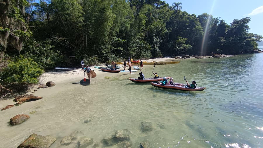 Aventura acessível para todos: o mar calmo do Norte da Ilha torna a travessia de caiaque até a Ilha do Francês segura, divertida e revigorante.