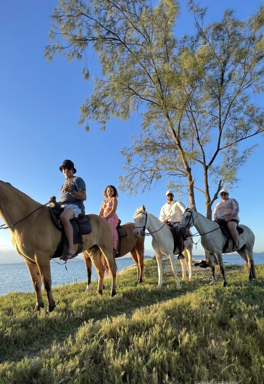 PASSEIO A CAVALO POR LAGOAS, SALINAS E PRAIAS EM MONTE ALTO