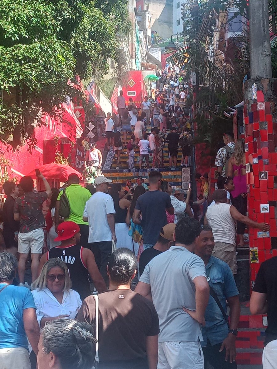 Escadaria Selarón, terceiro ponto turístico mais visitado na cidade do Rio de Janeiro.