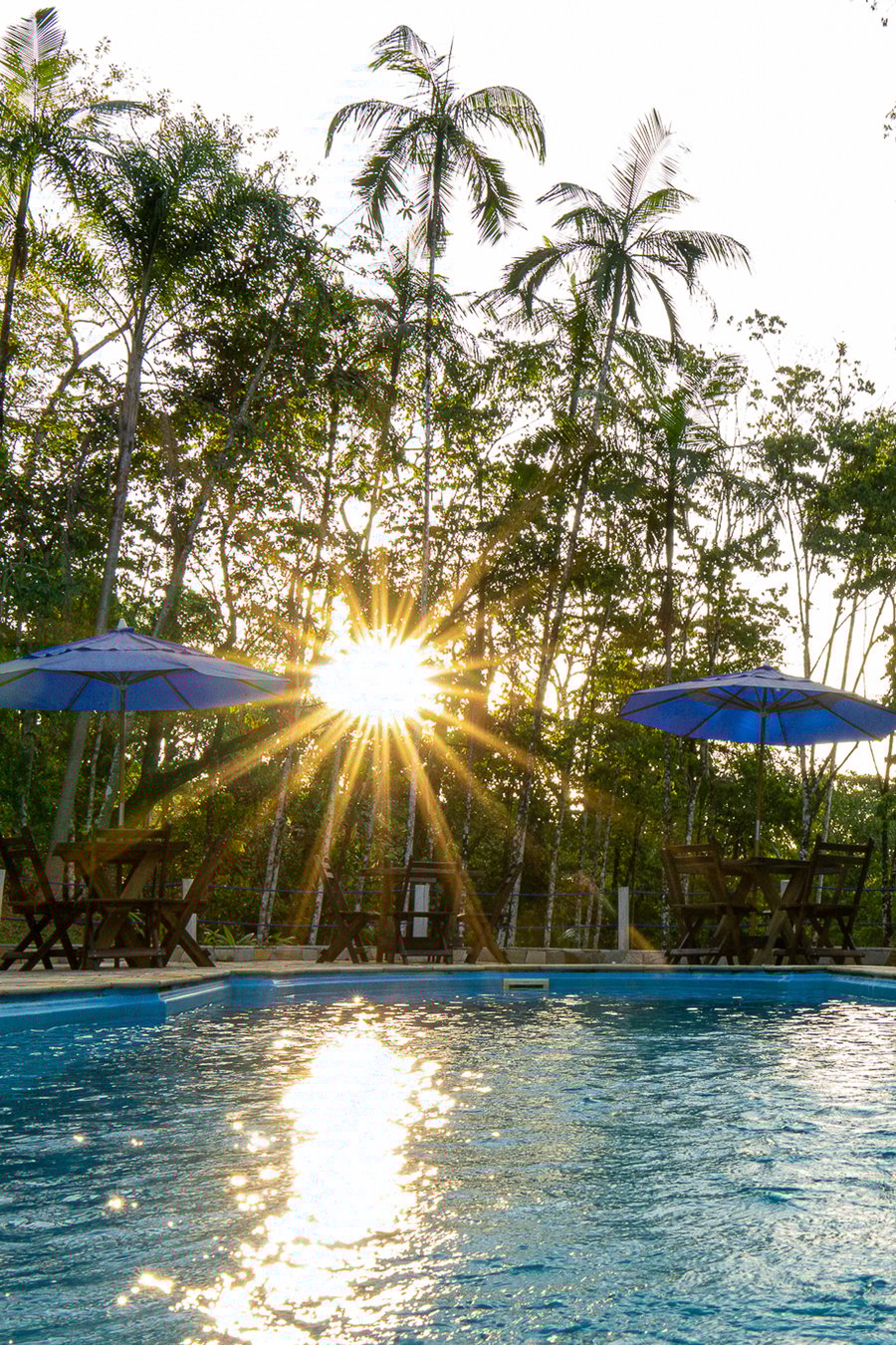 Fim de tarde na area da piscina
