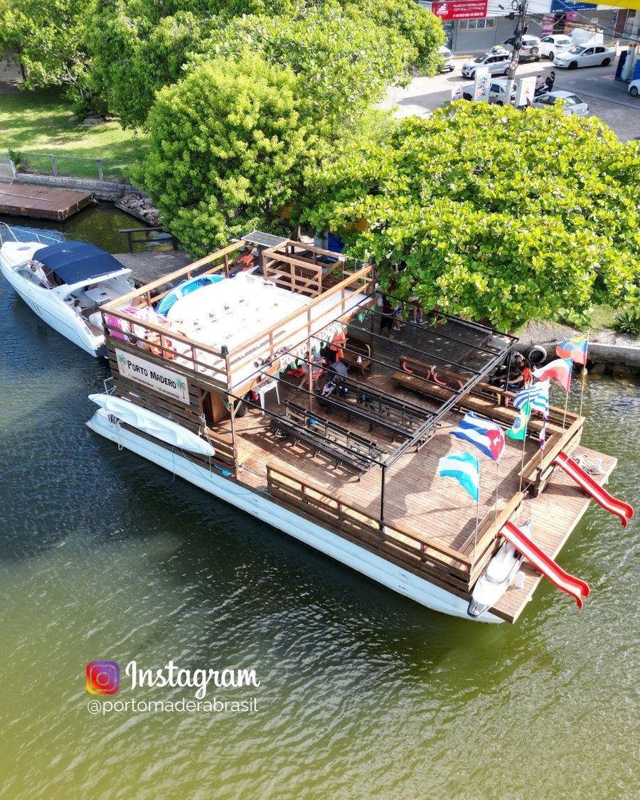 Embarcação com capacidade para 80 Passageiros - Dois andares; Banheiro e Bar a Bordo