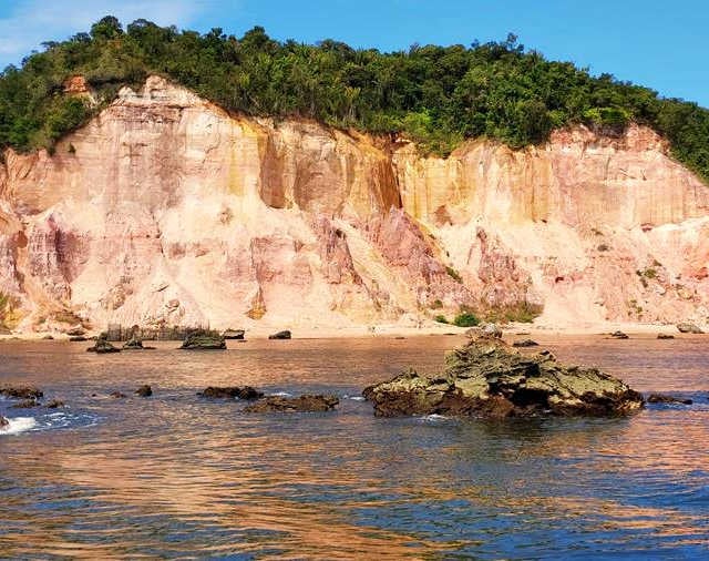 Falésias e paisagens naturais do litoral baiano vistas durante o passeio de escuna