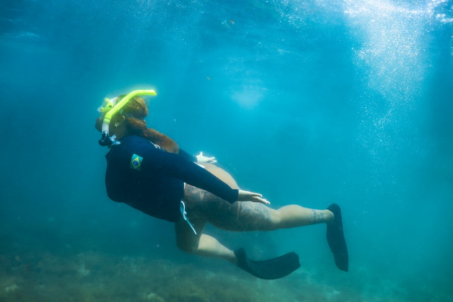 Mergulhando livre nas águas cristalinas do Arraial