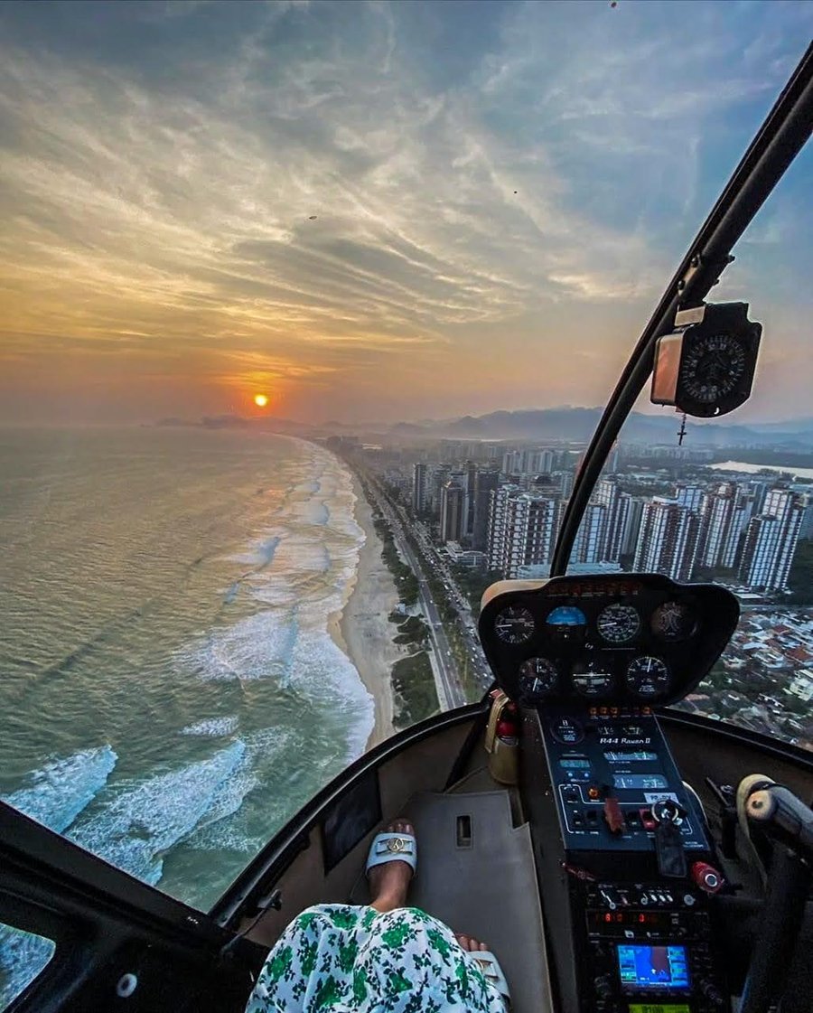 Desfrute de uma emocionante aventura no céu com um inesquecível voo de helicóptero sobre a deslumbrante cidade do Rio de Janeiro