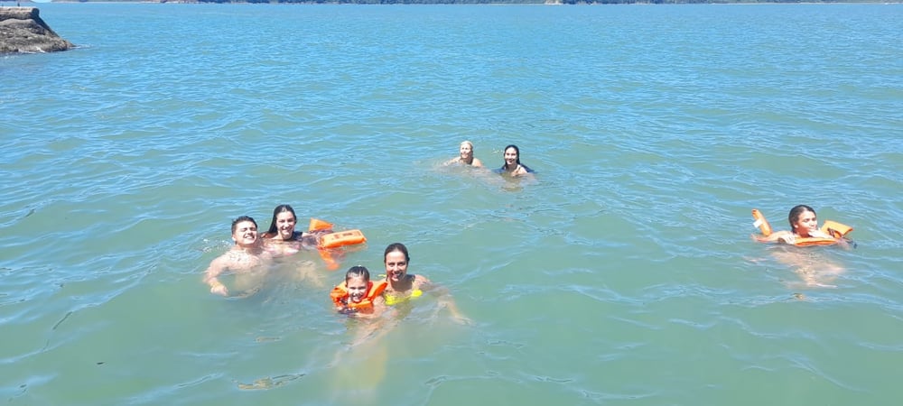 Passeio de barco na Ilha de Guarau: praias desertas e cachoeira