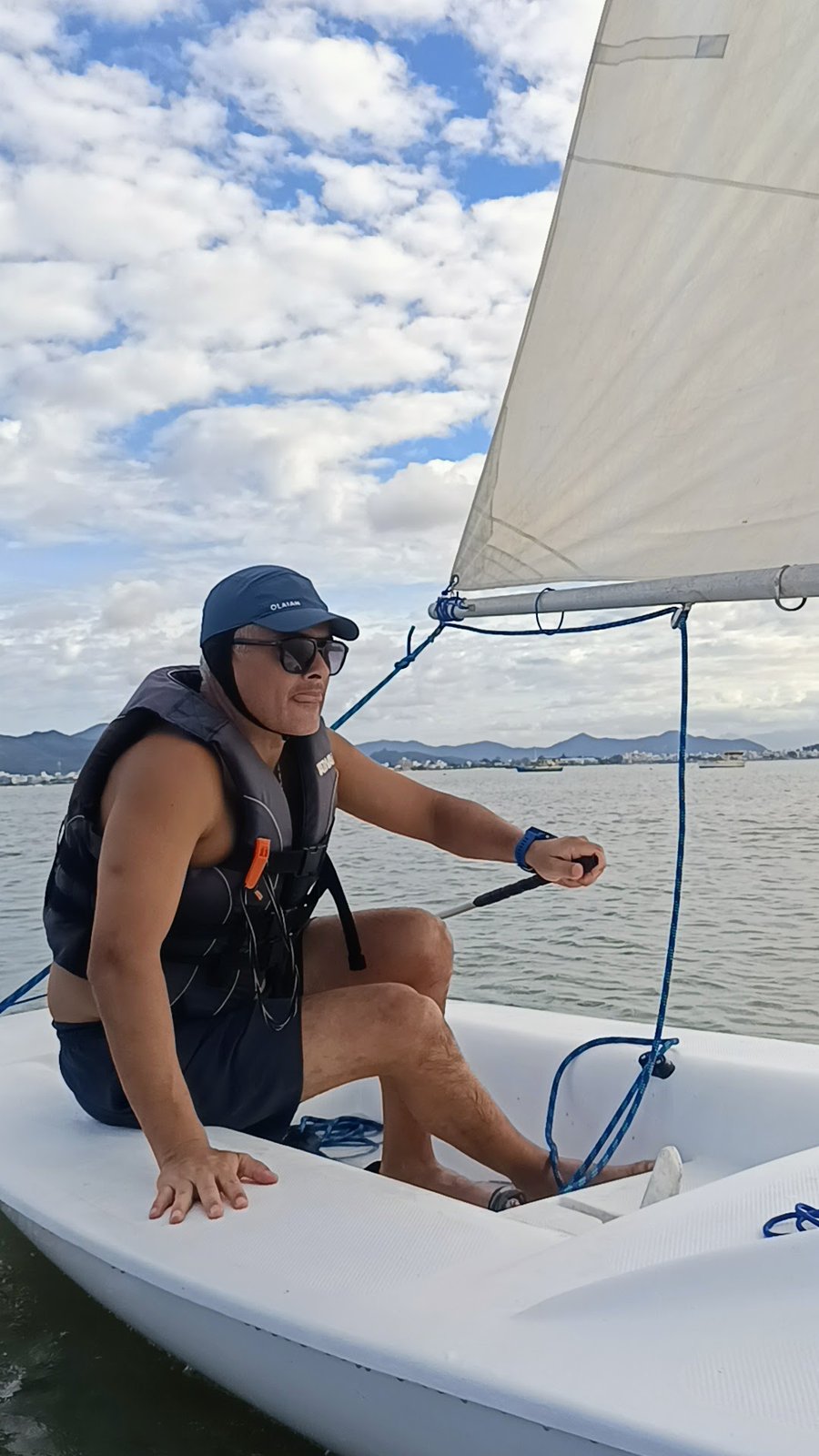 Domine a essência da vela: nossas aulas de monótipo nas classes Laser e Dingue ensinam você a sentir cada resposta do barco através do leme e da escota.