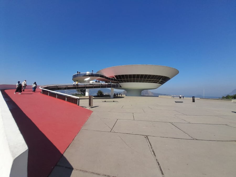 Venha conosco conhecer Niterói e também admirar a arquitetura do seu Museu de Arte Contemporânea, com a incrível vista para a Baía de Guanabara.