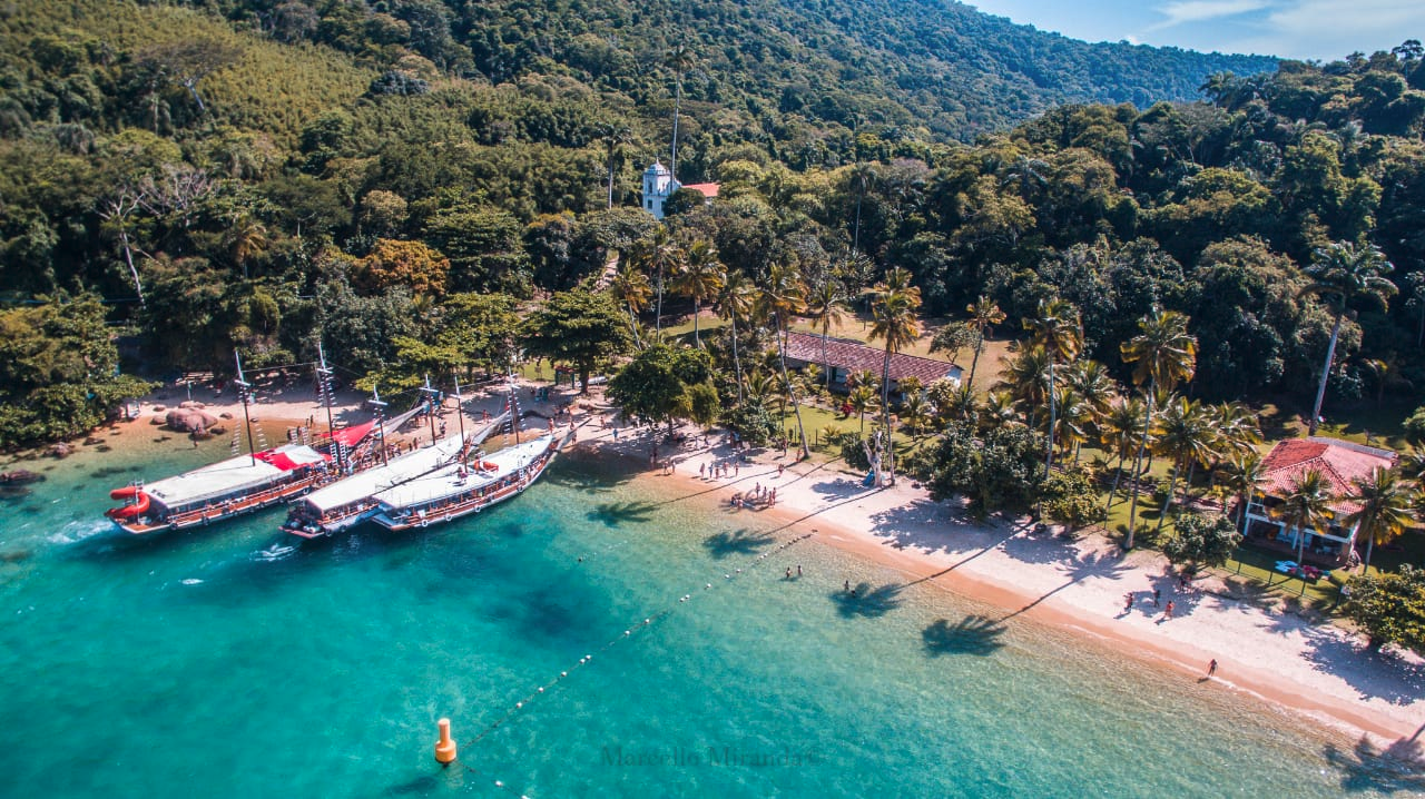 Passeio de barco em Angra dos Reis: uma experiência inesquecível saindo do Rio de Janeiro - Descubra as ilhas paradisíacas e praias de águas cristalinas!