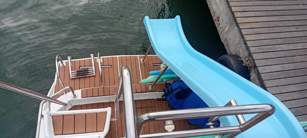 Passeio de Barco Privativo em Cabo Frio com Tobogã, Trampolim, Balanço, e Karaokê!