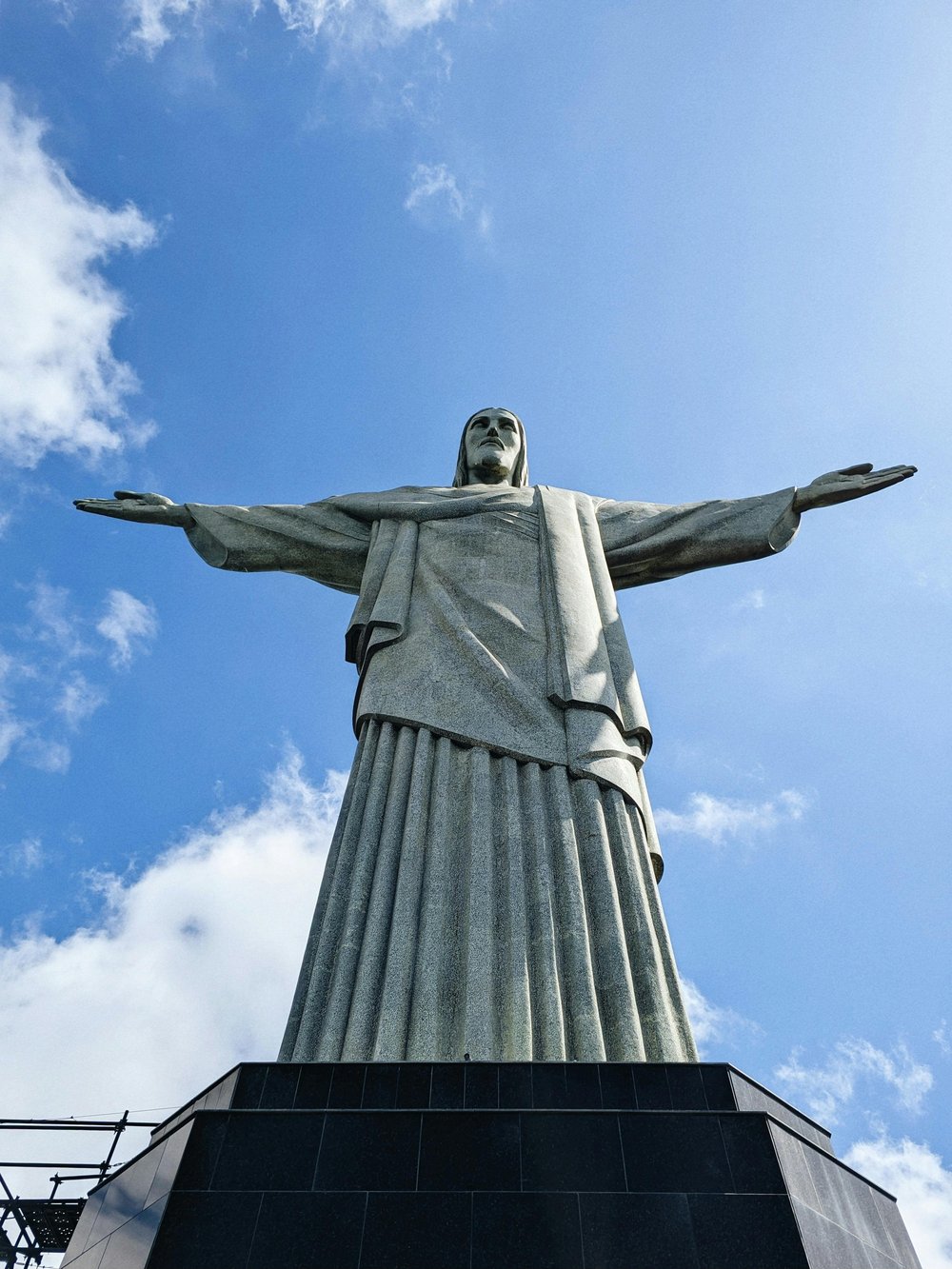 "De braços abertos para o mundo! Uma experiência inesquecível aos pés do Cristo Redentor. 🙏❤️"