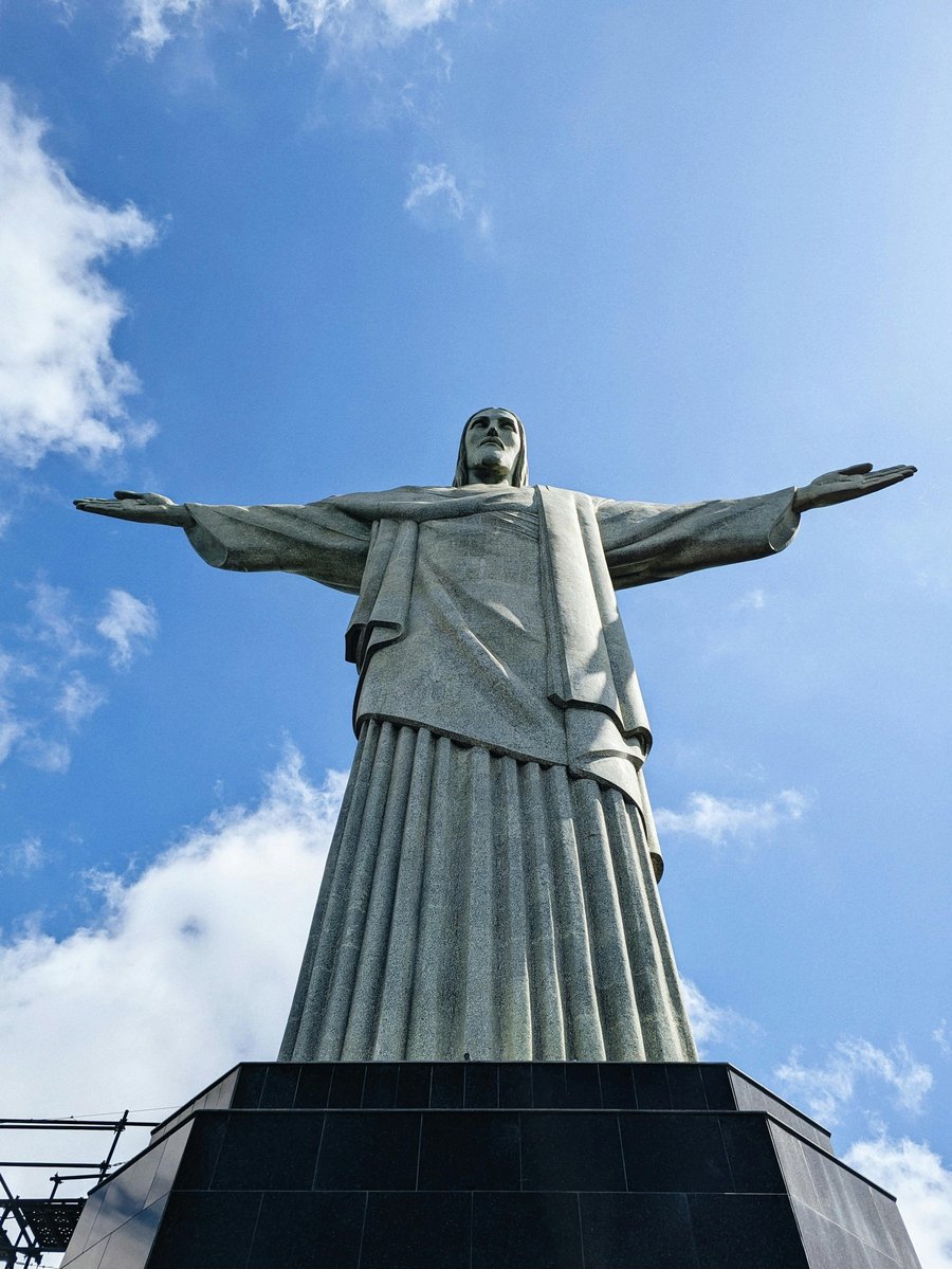 "De braços abertos para o mundo! Uma experiência inesquecível aos pés do Cristo Redentor. 🙏❤️"